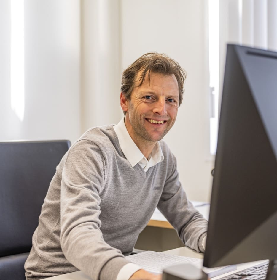 Afbeelding van werknemer achter de computer
